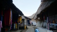 Memasuki desa, akan terlihat rumah-rumah beratap jerami dengan dinding bambu berdiri kokoh dan berjejer. (Syanti/detikcom)