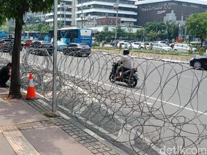 Jelang Demo Massa Kivlan Zen, Kawat Berduri Dipasang di Gedung Bawaslu