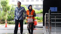 Asty Winasti tiba dengan mengenakan rompi tahanan KPK. Kedua tangannya juga diborgol.
