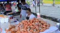 Ada juga ragam makanan untuk takjil seperti snack, es buah, es kelapa, bubur lemu, bubur kacang dan macam-macam kolak (Wisma Putra/detikcom)