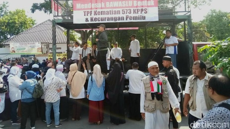 Bawaslu Solo Didemo, Massa Desak Pembentukan TPF Kematian KPPS Bawaslu Solo Didemo, Massa Desak Pembentukan TPF Kematian KPPS