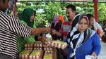 Warga Tumpah Ruah di Pasar Murah Penjaringan