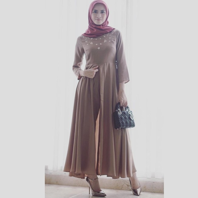 “Masya Allah barbie urip. Bismillah istiqomah dan Allah jaga ya ka. Aamin so happy,” tulis Kartika Putri di kolom komentar postingan Instagram-nya. Foto: Instagram/donitahubiy