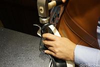 Menjajal Tren Customized Sneakers di Butik Coach Jakarta 