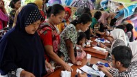 Warga tumpah ruah di pasar pangan murah yang digelar di RPTRA Penjaringan, Jakarta Utara, Jumat (10/9/2019).