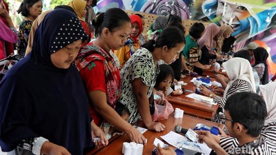 Warga Tumpah Ruah di Pasar Murah Penjaringan