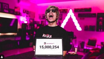 Atta adalah orang pertama di Indonesia yang meraih sepuluh juta subscriber dan ia YouTuber pertama di Asia Tenggara yang memiliki diamond play button. Foto: Atta Halilintar (Instagram)