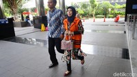 Asty diduga memberikan uang ke Bowo melalui Indung yang disebut sebagai orang kepercayaan Bowo. Baik Bowo, Indung, maupun Asty sudah menjadi tersangka dalam kasus ini.