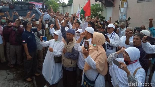 Demo di depan Bawaslu Solo. 