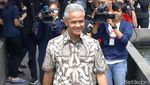 Ganjar Pose Tiga Jari Usai Diperiksa KPK