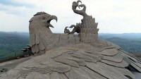 Patung ini didesain oleh Rajiv sutradara sekaligus pembuat patung terkenal di India. Dari awal, Rajiv memang ingin membuat wujud asli Jatayu yang semula cuma mitos. (Kerala Tourism)