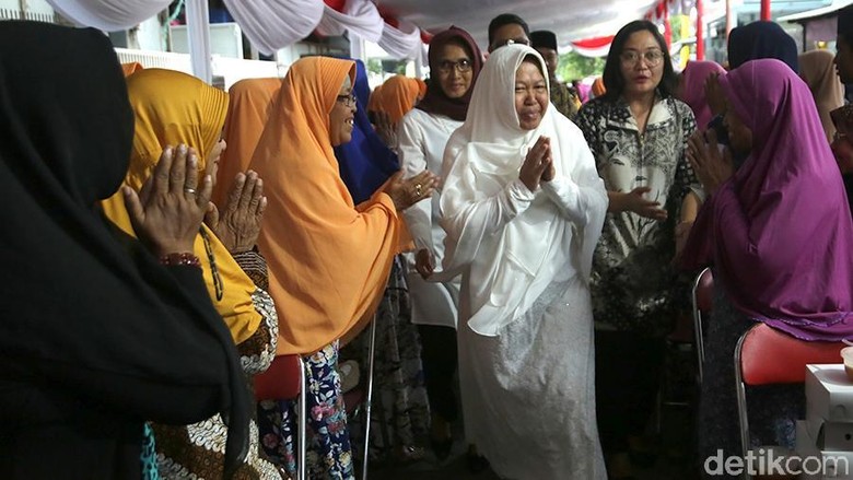 Bukber di Kampung Eks Lokalisasi, Risma Dukung Warga untuk Bangkit Bukber di Kampung Eks Lokalisasi, Risma Dukung Warga untuk Bangkit