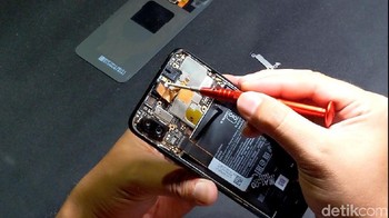 Di bagian ini ada indikator masuknya air. Jika berubah warna artinya air yang masuk cukup banyak. Foto: Adi Fida Rahman/detikINET