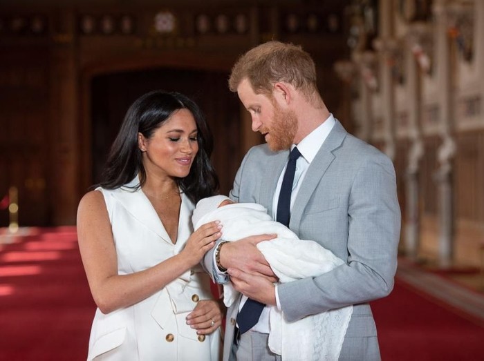 WINDSOR, ENGLAND - MAY 08: Prince Harry, Duke of Sussex and Meghan, Duchess of Sussex, pose with their newborn son Archie Harrison Mountbatten-Windsor during a photocall in St Georges Hall at Windsor Castle on May 8, 2019 in Windsor, England. The Duchess of Sussex gave birth at 05:26 on Monday 06 May, 2019. (Photo by Dominic Lipinski - WPA Pool/Getty Images)