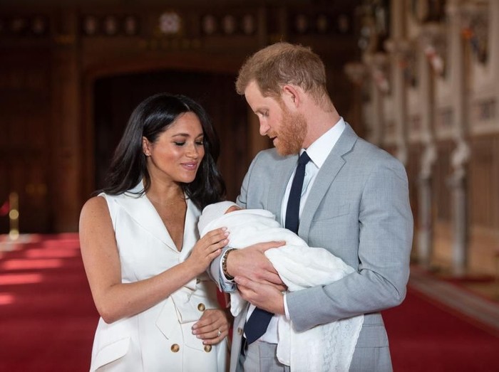 meghan markle WINDSOR, ENGLAND - MAY 08: Prince Harry, Duke of Sussex and Meghan, Duchess of Sussex, pose with their newborn son Archie Harrison Mountbatten-Windsor during a photocall in St Georges Hall at Windsor Castle on May 8, 2019 in Windsor, England. The Duchess of Sussex gave birth at 05:26 on Monday 06 May, 2019. (Photo by Dominic Lipinski - WPA Pool/Getty Images)