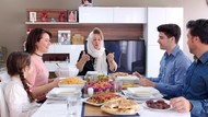 Netizen Bagikan Pengalaman Makan Pertama Kali di Rumah Pasangan yang Bikin Ngakak