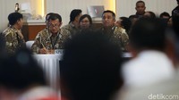 Sebelum rekapitulasi nasional dimulai, KPU dan seluruh peserta rapat rekapitulasi mendoakan petugas KPPS yang telah gugur saat menjalankan tugas.