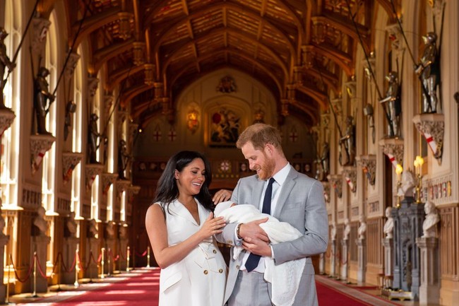 Hari yang dinantikan Pangeran Harry dan Meghan Markle akhirnya tiba. Pada 6 Mei 2019, anak pertama mereka yang berjenis kelamin laki-laki lahir dan dinamai Archie Harrison Mountbatten-Windsor. Biasanya, proses persalinan anggota keluarga Kerajaan berlangsung di St Marys Hospital. Namun, Meghan keluar dari tradisi tersebut dengan melahirkan di Portland Hospital. (Foto: Dominic Lipinski - WPA Pool/Getty Images)