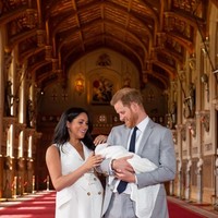 Hari yang dinantikan Pangeran Harry dan Meghan Markle akhirnya tiba. Pada 6 Mei 2019, anak pertama mereka yang berjenis kelamin laki-laki lahir dan dinamai Archie Harrison Mountbatten-Windsor. Biasanya, proses persalinan anggota keluarga Kerajaan berlangsung di St Marys Hospital. Namun, Meghan keluar dari tradisi tersebut dengan melahirkan di Portland Hospital. (Foto: Dominic Lipinski - WPA Pool/Getty Images)