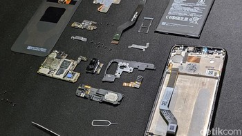 Setelah semua bagian Redmi Note 7 dipreteli. Foto: Adi Fida Rahman/detikINET