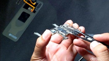 Di sanalah tersemat prosesor, RAM dan ROM. Foto: Adi Fida Rahman/detikINET