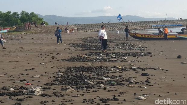 Aktivis Lingkungan Bersihkan Batu Bara Berserakan di Pantai Cipatuguran