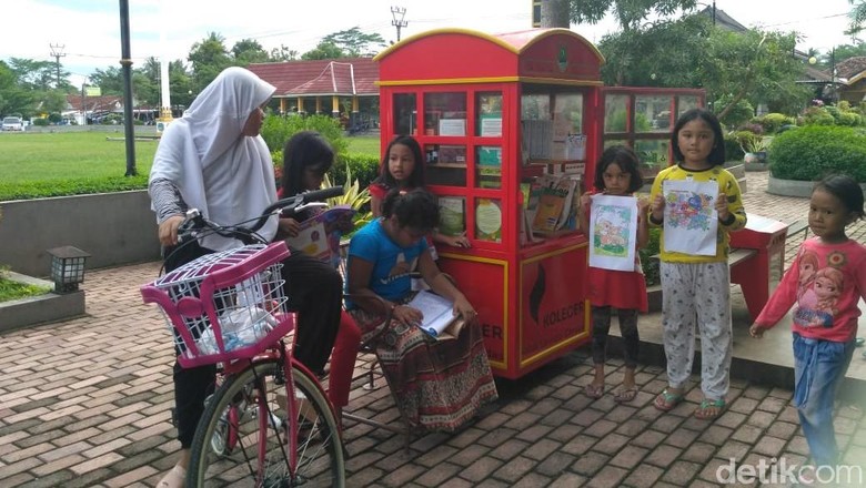 Kotak Literasi Cerdas (Kolecer) jadi spot ngabuburit di Pangandaran (Andi Nurroni/detikcom) Kotak Literasi Cerdas (Kolecer) jadi spot ngabuburit di Pangandaran (Andi Nurroni/detikcom)