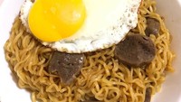 Mepet imsak? Langsung saja bikin mie rebus goreng dengan paduan bakso dan telur ceplok setengah matang. Foto: Instagram@yanceechan