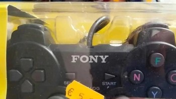 Kontroler Fony, dengan ikon F, O, N, dan Y di sisi kanan. Mungkin buat main konsol Fony FlyStation ya? (Foto: Reddit via Boredpanda)