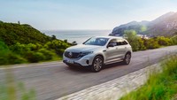 Dengan menggendong baterai 80 kWh, mobil ini akan mampu berlari hingga 471 kilometer. Foto: dok. Mercedes-Benz