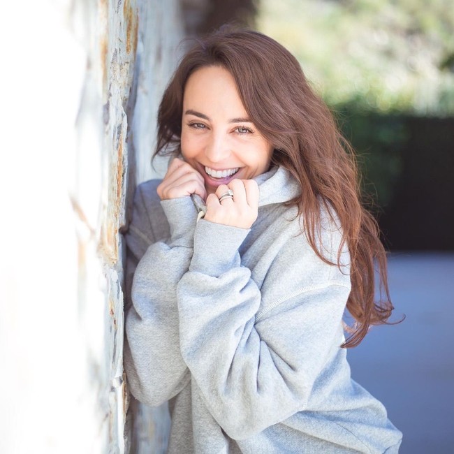  Namanya pun mulai populer sejak Polly menjadi presenter di acara The Real Hustle pada 2012. Foto: Instagram @pollyroseparsons