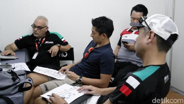 Rio Haryanto dan David Tjiptobiantoro Ubah Seting Mobil di Buriram