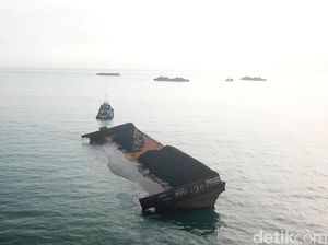 Cerita Kapal Karam dan Batu Bara Berserakan di Pantai Cipatuguran