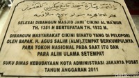 Pada awalnya bangunan Masjid Al-Makmur masih sederhana dan dibangun dari bambu. Masyarakat yang dipelopori oleh tokoh nasional H. Agus Salim pun bergotong royong membangun dan memperluas masjid tersebut.