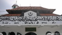 Masjid Jami Al-Makmur ini disebut sebagai salah satu peninggalan maestro lukis Indonesia, Raden Saleh. Dulu, masjid ini terletak di area Rumah Sakit PGI Cikini, namun pada tahun 1890 masjid ini dipindahkan ke lokasi masjid tersebut kini berdiri.