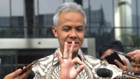 Begini pose tiga jari Ganjar usai diperiksa KPK, Jumat (10/5/2019) di Jakarta.