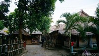 Desa tradisional ini mudah ditemukan karena berada di pinggir jalan besar. (Syanti/detikcom)