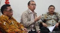 Selain Gayus Lumbuun, hadir dalam acara tersebut Doni Gahral Adian Dosen Filsafat UI, Saiful Rohman Dosen UNJ, Mustari Mustafa Dosen UIN Makasar dan M Sobri Dosen Filsafat UIN Makasar.