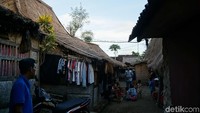 Sekarang anak-anak Desa Sade sudah bersekolah. Jarak sekolah ke rumah mereka tidaklah terlalu jauh. Pulang sekolah mereka nanti akan bantu-bantu di rumah atau di ladang. (Syanti/detikcom)