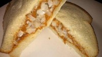 Makan roti tawar dengan selai kacang memang enak. Tapi kalau mau coba sesuatu yang baru, selai kacang ini bisa dipadukan dengan potongan bawang bombay. Foto: Istimewa