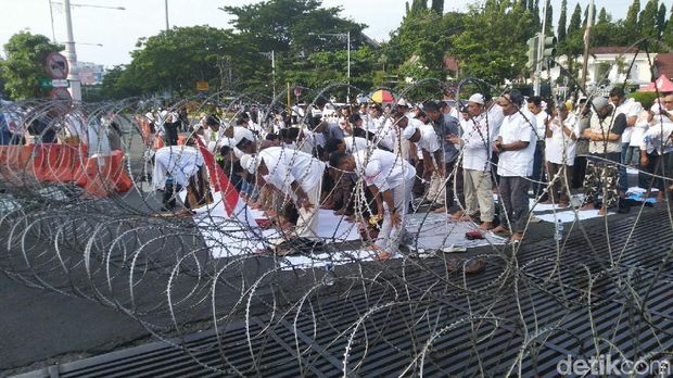 Negosiasi Alot, Akhirnya Perwakilan Massa Aksi Diterima KPU Jateng