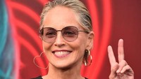 Begini penampilan Sharon Stone sekarang. Masih cantik kan ya. Foto: Getty Images