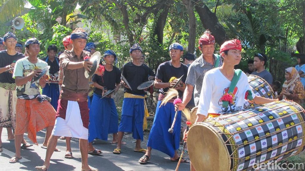 Mengenal Rumah Adat dan Seni Musik Suku Sasak yang Berasal dari Lombok