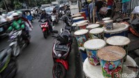 Menurut perajin, permintaan dan penjualan bedug meningkat hingga tiga kali lipat dari biasanya selama bulan suci Ramadhan.