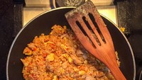 Nasi goreng dengan paduan telur dan bakso enak juga untuk sahur. Membuatnya juga tak lama cukup gunakan bawang putih, bawang merah dan cabai. Kemudian campur dengan nasi. Foto: Instagram@masakbersamahaikal