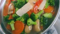Masakan yang satu ini berisi campuran brokoli, wortel, tahu dan jamur. Kalau mau semakin spesial bisa tambahkan telur puyuh agar si kecil juga semangat santap sahur. Foto : instagram @mommiesjj