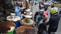 Bedug itu dijual dengan harga yang bervariasi mulai dari Rp 50 ribu hingga Rp 7 juta tergantung ukuran bedug tersebut.