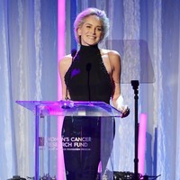 Sharon Stone memiliki pesona yang masih sama seperti 27 tahun lalu saat dia membintangi film Basic Instinct. Di usianya yang kini ke-61, Sharon pun masih terlihat awet muda bak tak menua.  Foto: Getty Images