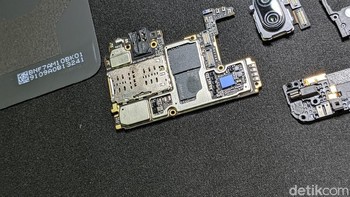 Komponen tempat prosesor dan RAM. Foto: Adi Fida Rahman/detikINET