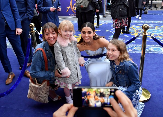 Naomi menyapa dan berfoto bersama para fans ciliknya. Film Aladdin yang diangkat dari kartun Disney berjudul sama akan tayang di bioskop akhir Mei ini. Foto: Getty Images